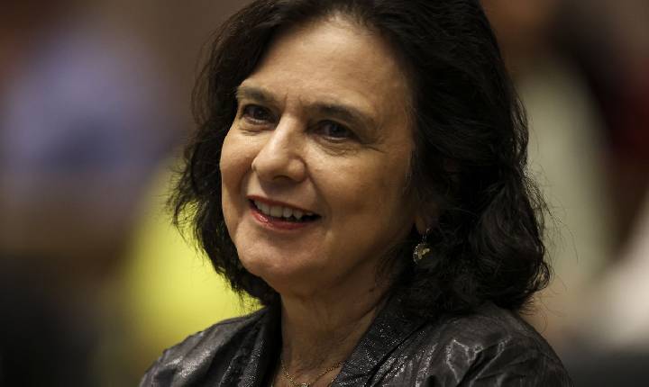 Nísia Trindade lança livro sobre bastidores da covid-19