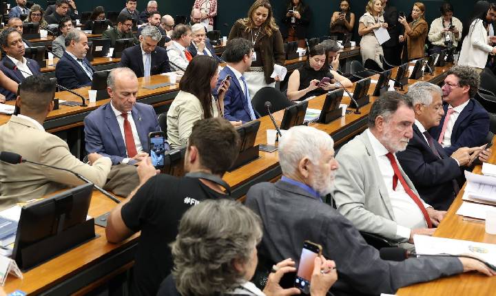 Pedido de vista adia votação da PEC do fim da 6x1 na CCJ da Câmara