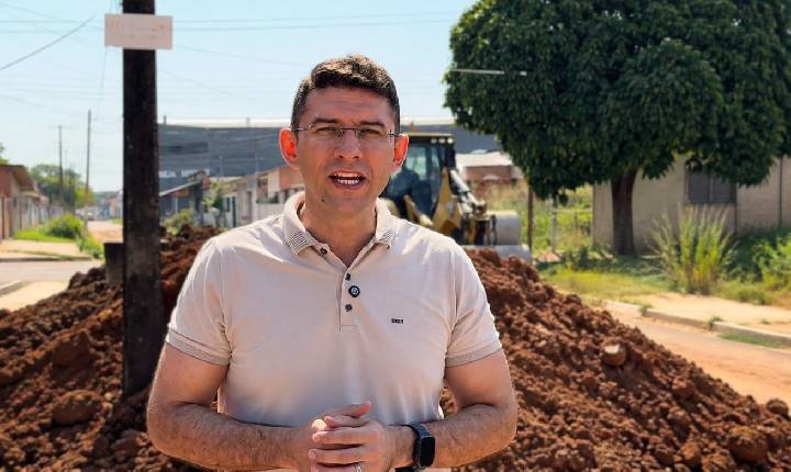 Pedro Geovar acompanha obras na Rua Aquiles Paraguaçu