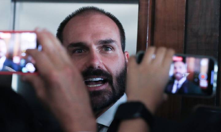 PGR pede ao Supremo condenação de Eduardo Bolsonaro por coação