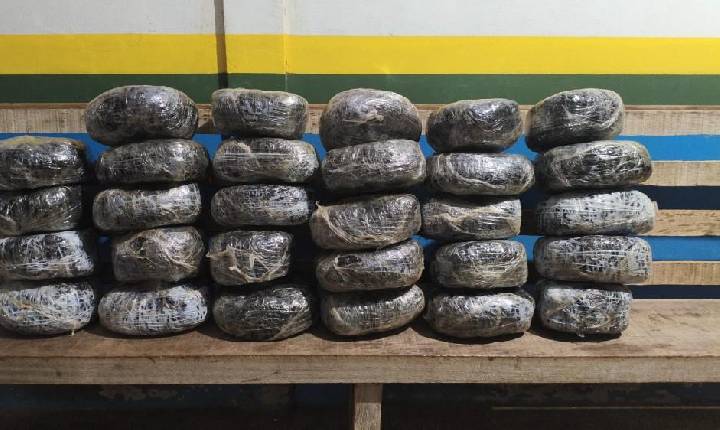 PM apreende mais de 30 kg de maconha durante abordagem em carro com problema mecânico