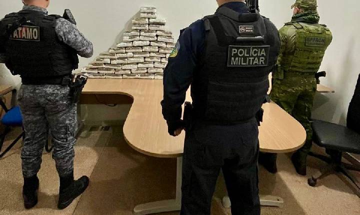 POLÍCIA MILITARAPREENDE MAIS DE 65 QUILOS DE MACONHA E PRENDE DUAS PESSOAS