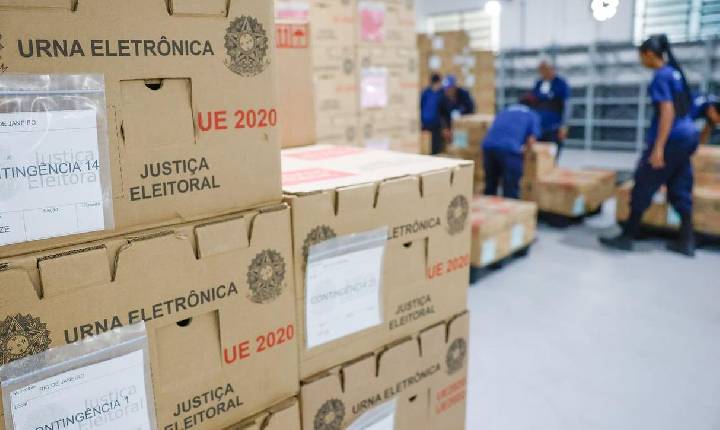 Preparativos para eleição: distribuição de urnas e sessões em andamento