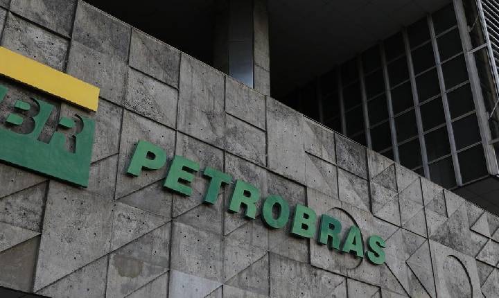 Primeiro navio com tripulação feminina é batizado pela Petrobras