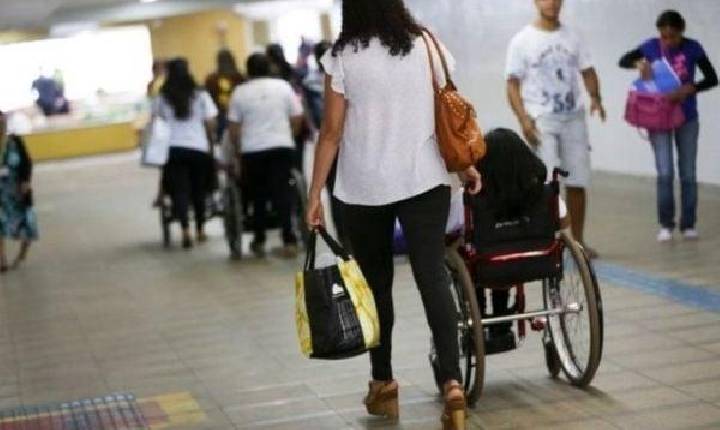 Prioridade na matrícula de estudantes com deficiência em escola de tempo integral próxima