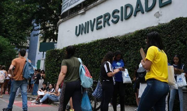 Projeto garante acesso universal a universidades públicas ao extinguir vestibular