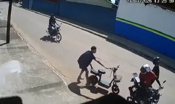 Quadrilha armada rouba moto elétrica na capital