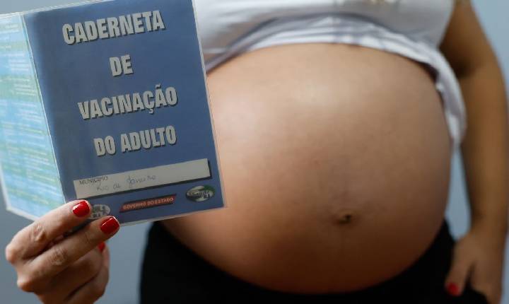 Resistência às vacinas contra gripe e covid coloca gestantes em risco
