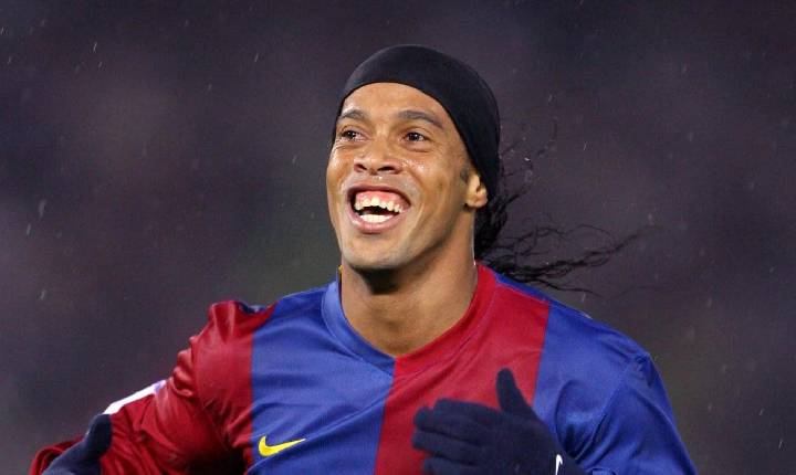 Ronaldinho Gaúcho homenageia ex-treinador do Barcelona em mensagem tocante
