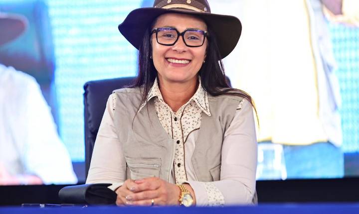 Rosangela Donadon indica aquisição de mini carregadeira para fortalecer serviços do DER em Guajará-Mirim