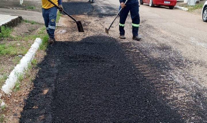 Rua do Sol, no bairro Floresta, recebe tapa-buraco após solicitação de Edimilson Dourado