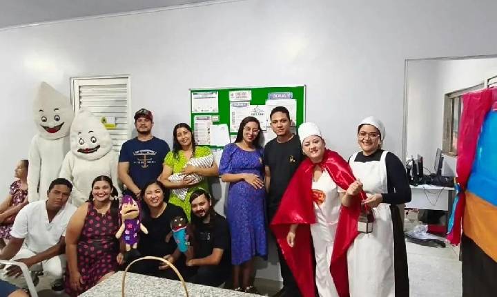 Teatro de fantoches leva informação e acolhimento às famílias sobre a importância da amamentação