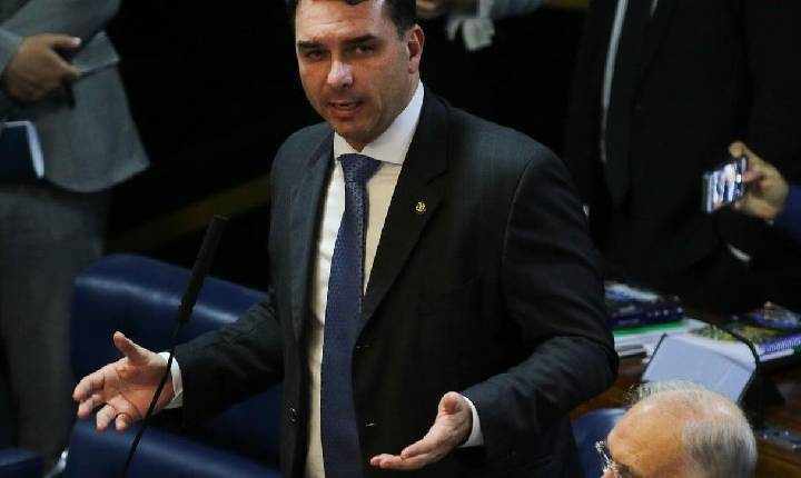 Tentativa da Defesa de Flávio Bolsonaro de Transferir Caso Dark Horse a Mendonça