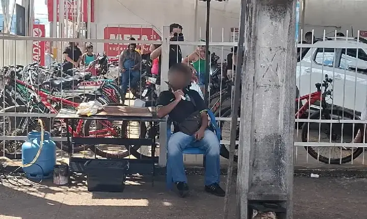 Vendedor ameaça a própria vida em supermercado da capital