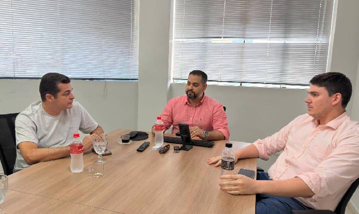 Vereador Adalto de Bandeirantes se reúne com secretário da Semed e cobra inauguração de extensão da Escola 3 de Dezembro
