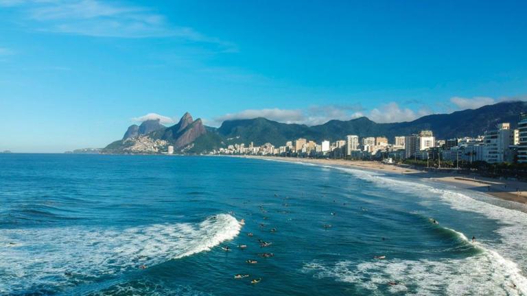 59 milhões de brasileiros devem viajar no verão, e praia é principal atrativo