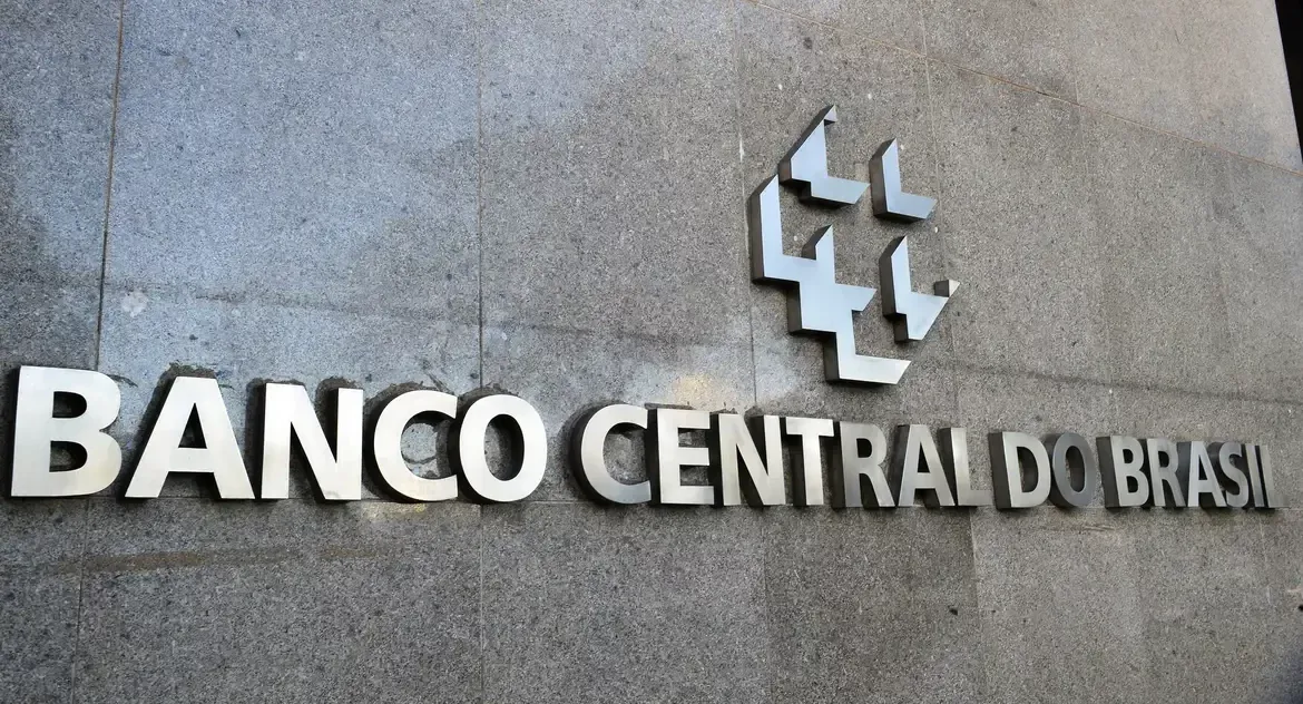 BC vende US$ 845 mi das reservas internacionais para segurar dólar