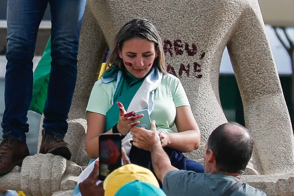 Uma carta para Moraes da mulher que pichou a estátua