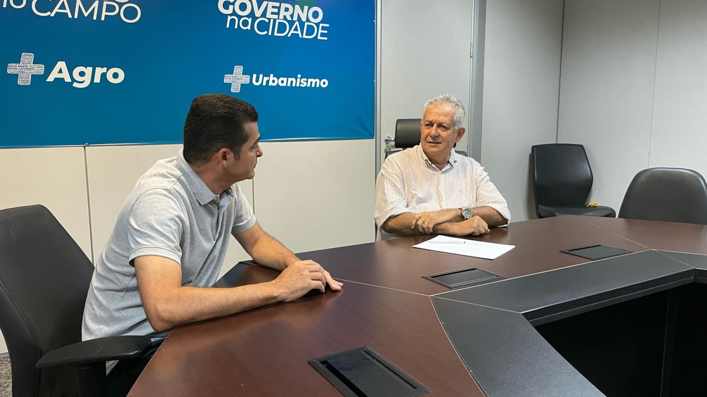 Vereador Adalto de Bandeirantes visita o Secretário Adjunto da Casa Civil Carlos Magno. 