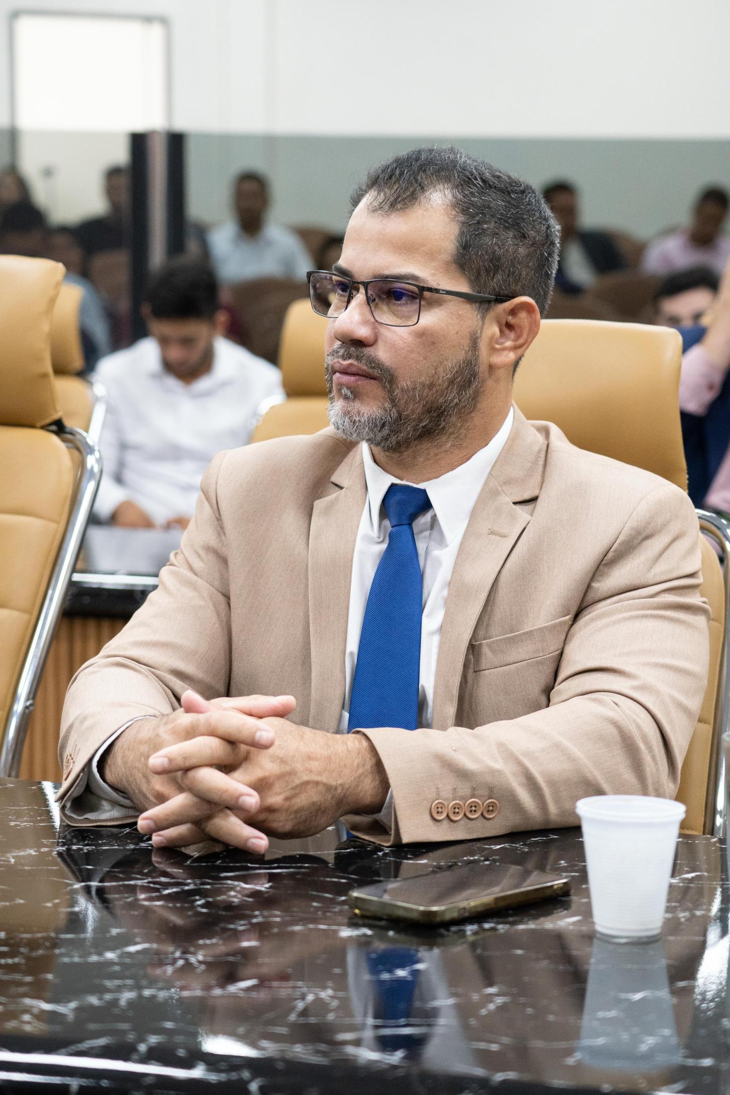 VEREADOR NILTON SOUZA PROTOCOLA PEDIDO DE PROVIDÊNCIA PARA REFORMA GERAL DE ESCOLA MUNICIPAL