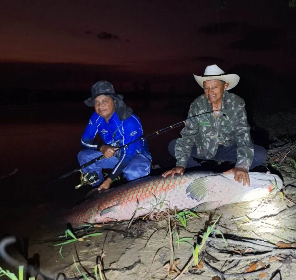 Bancário fisga pirarucu gigante durante férias no Rio Guaporé em RO