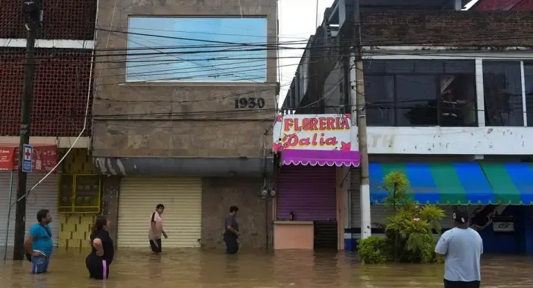 Chuvas no México deixam ao menos 37 mortos após passagem de furacões Priscilla e Raymond