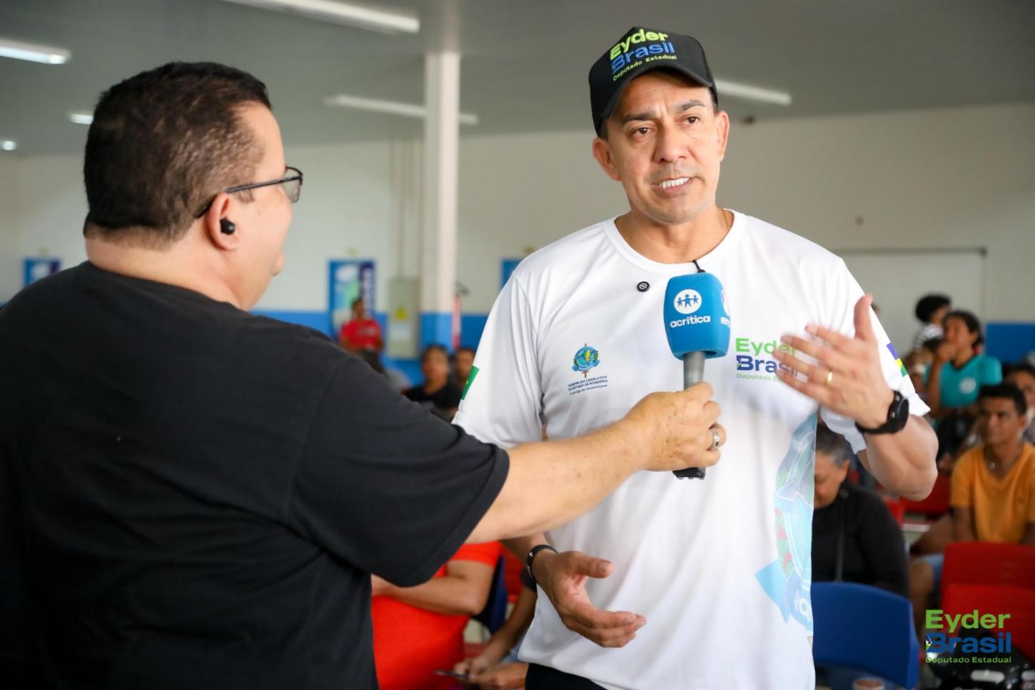 Eyder Brasil homenageia cerca de 400 jornalistas com Voto de Louvor