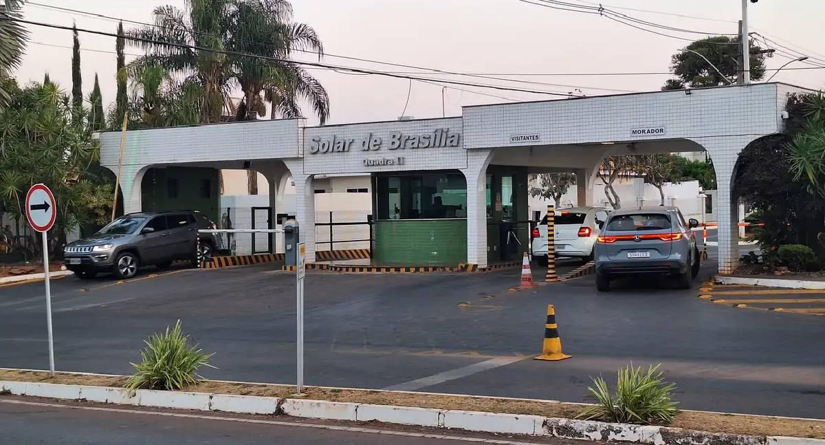 Moraes autoriza Bolsonaro a receber barbeiro em prisão domiciliar