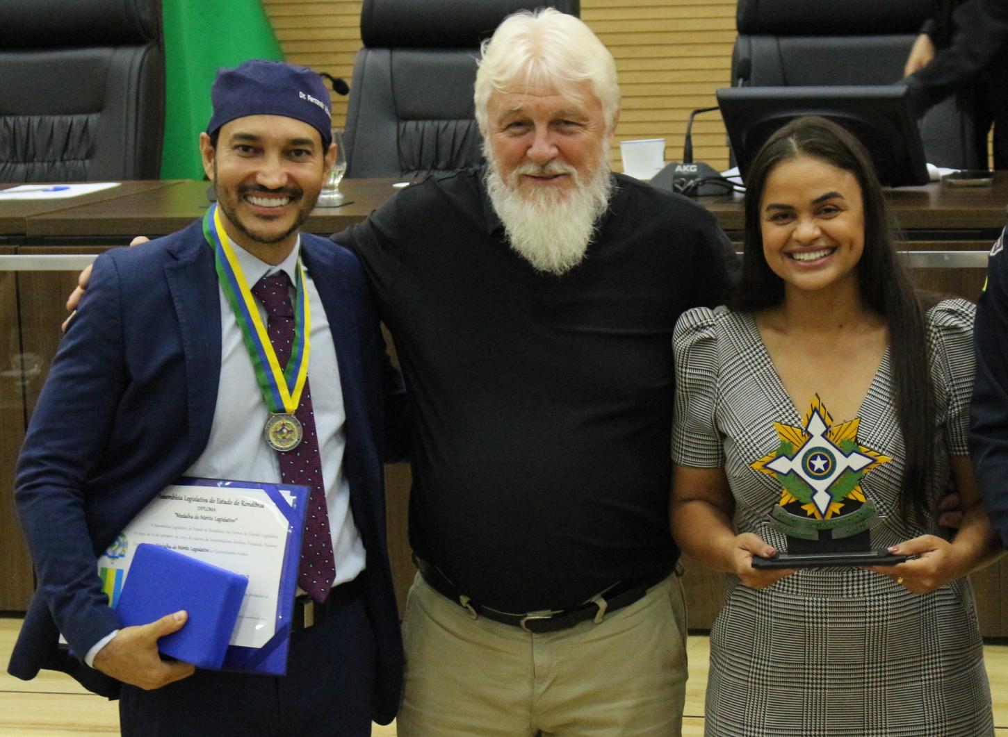 Deputada Dra. Taíssa homenageia o deputado federal Dr. Fernando Máximo pela a atuação em serviços no estado de Rondônia