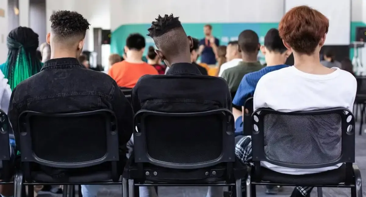 Alunos nascidos em novembro e dezembro recebem R$ 200 do Pé-de-Meia
