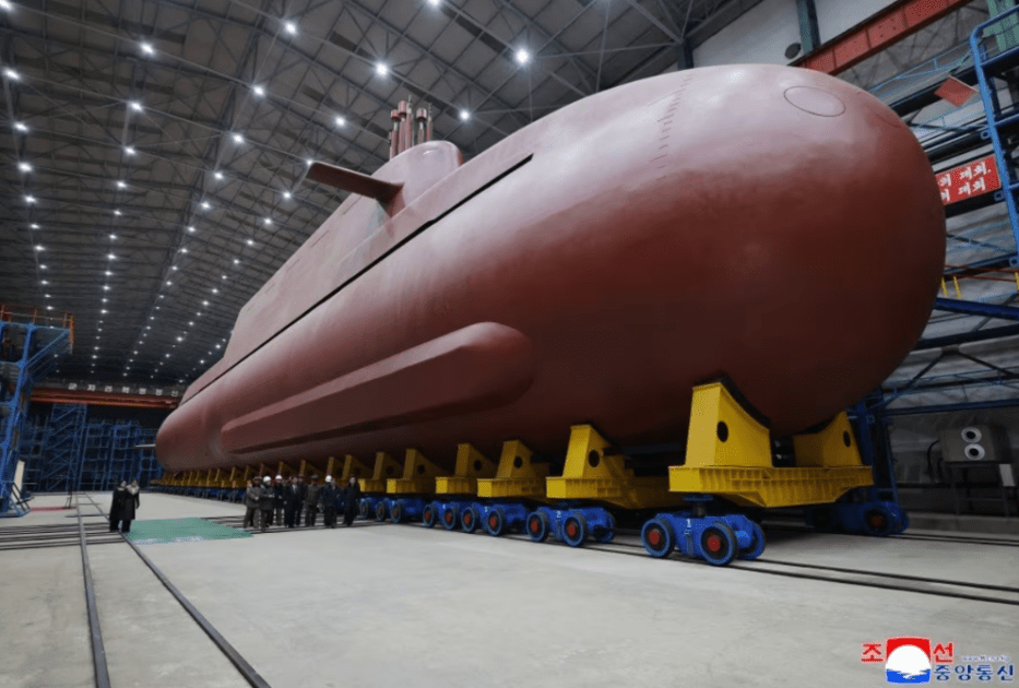 Coreia do Norte revela novas imagens de seu primeiro submarino nuclear