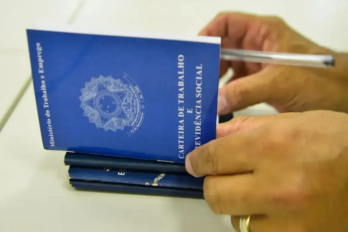 IBGE: desemprego cai para 5,2%, menor taxa da série histórica