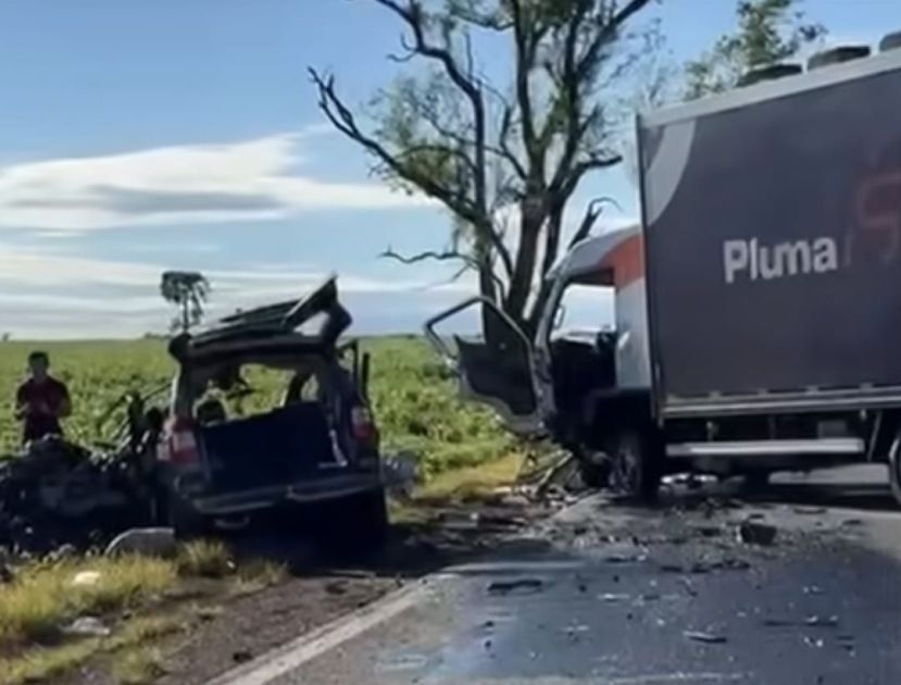 PR: seis pessoas da mesma família morrem em acidente entre carro e caminhão