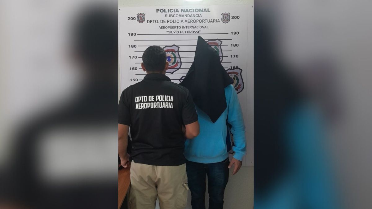 Veja fotos de Silvinei Vasques sendo fichado pela polícia do Paraguai