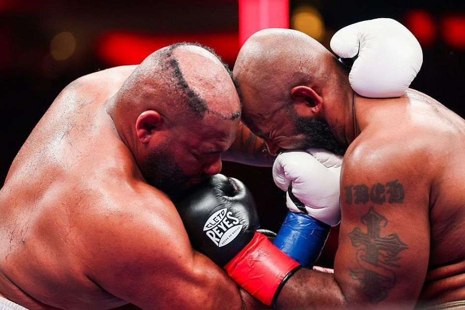 Boxeador leva socos na cabeça e perde peruca durante luta; veja