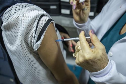 Vacinação contra dengue é iniciada para servidores da atenção básica