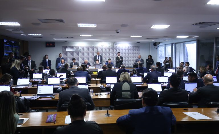 CPMI do INSS adia depoimento de advogado e mantém condução coercitiva