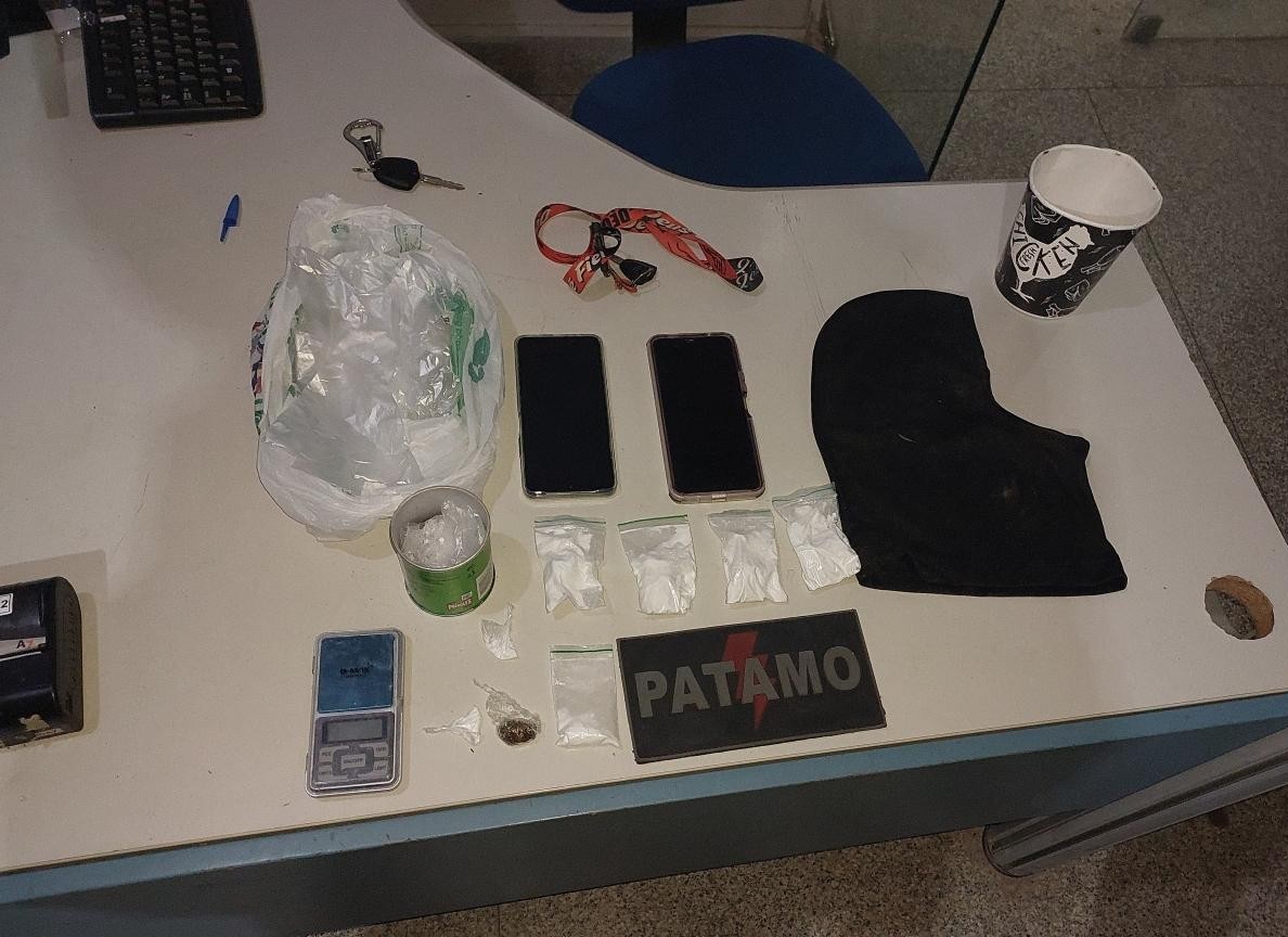 ARIQUEMES – POLÍCIA MILITAR APREENDE MAIS DE 100 GRAMAS DE ENTORPECENTES E PRENDE CASAL POR TRÁFICO DE DROGAS