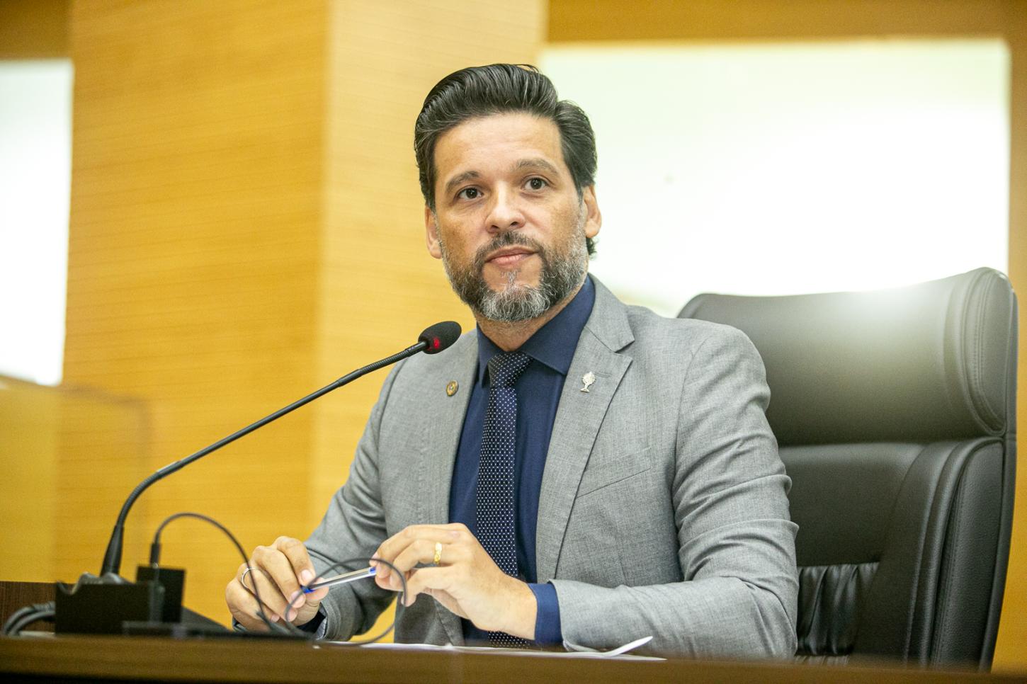 Delegado Rodrigo Camargo cobra informações sobre falta de professores no Colégio Tiradentes de Rolim de Moura