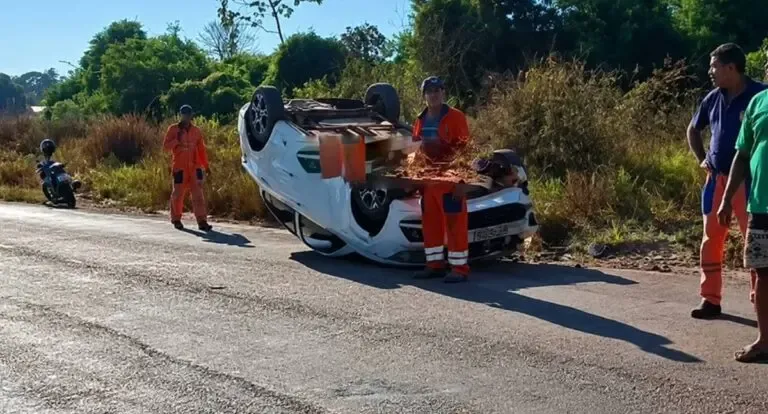 Automóvel capota na RO-383 entre Cacoal e Rolim de Moura após manobra de ultrapassagem