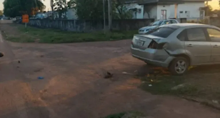Colisão entre carro e moto deixa ferido em cruzamento de Guajará-Mirim