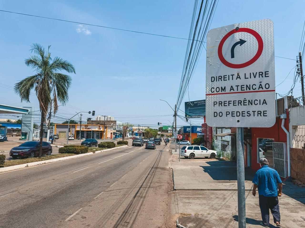 Direita livre e proibido estacionar, Semtran reforça atenção às placas de trânsito