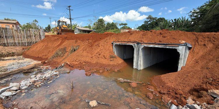 Emenda de Márcio Pacele garante aduelas e substitui ponte intrafegável na Rua Sete de Setembro, em Extrema