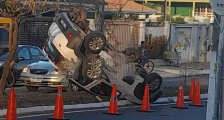 Motorista é arremessada para fora de veículo após capotamento em rotatória no bairro Urupá
