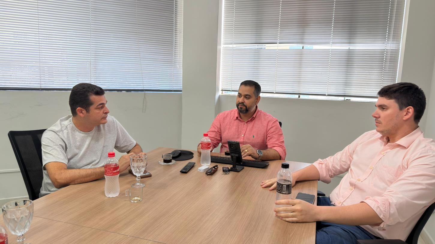 Vereador Adalto de Bandeirantes se reúne com secretário da Semed e cobra inauguração de extensão da Escola 3 de Dezembro