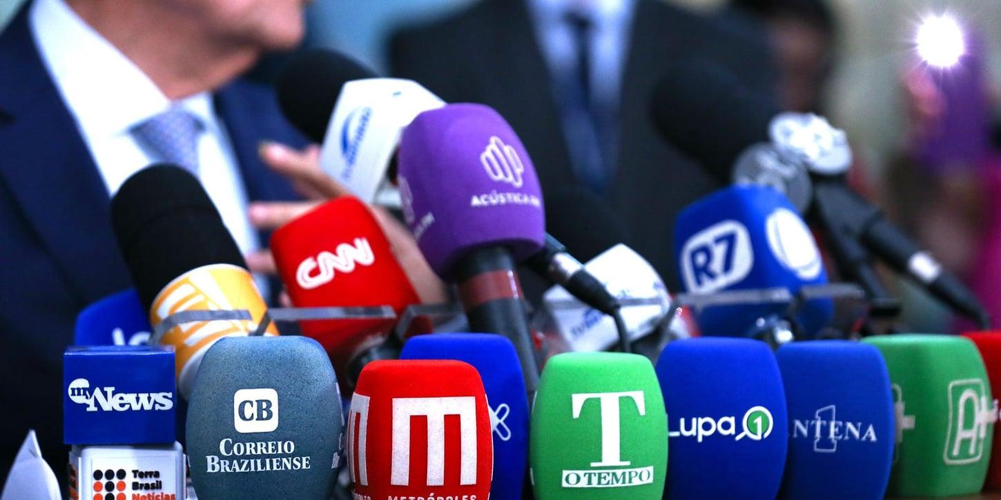 Ameaças à saúde mental de jornalistas: assédio e sobrecarga em foco, aponta estudo