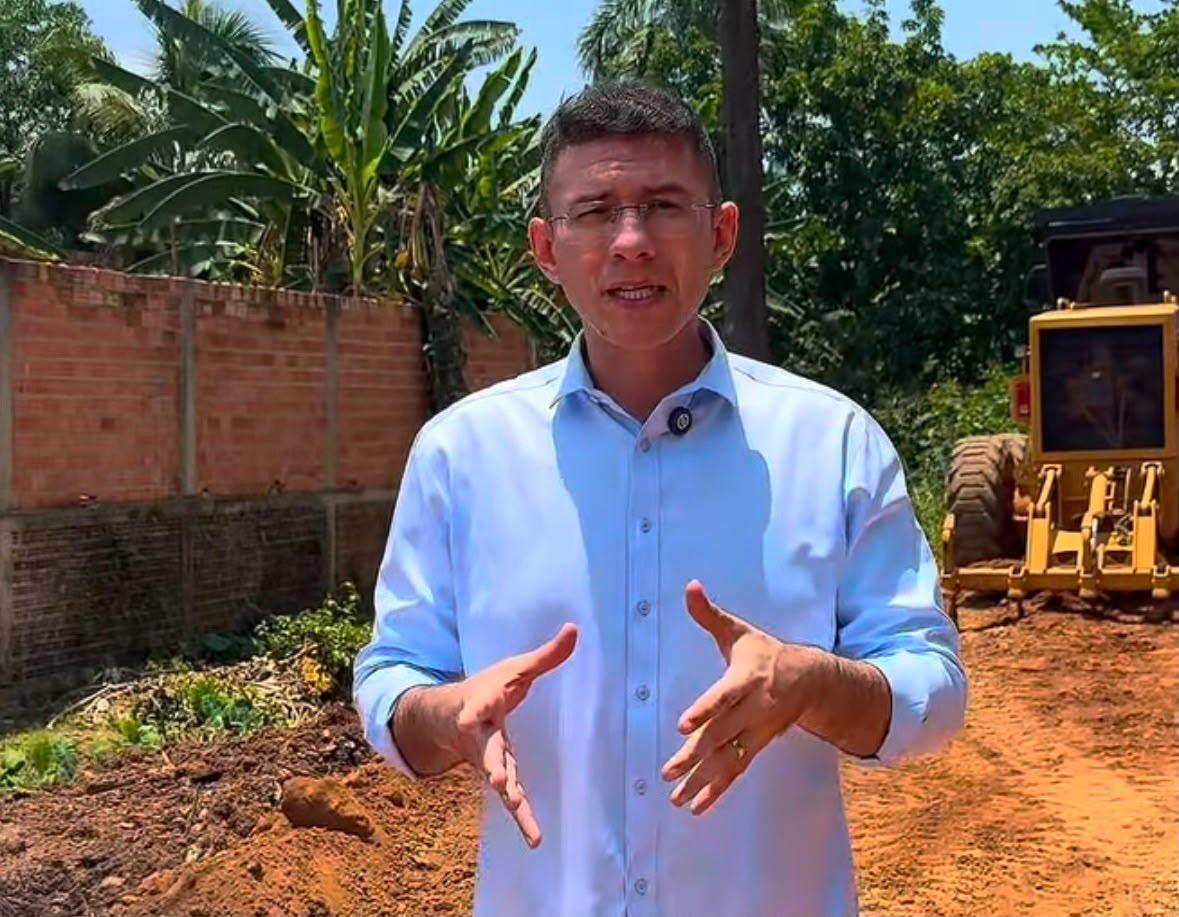 Após cobrança de Pedro Geovar, Prefeitura limpa córrego no Cidade Nova