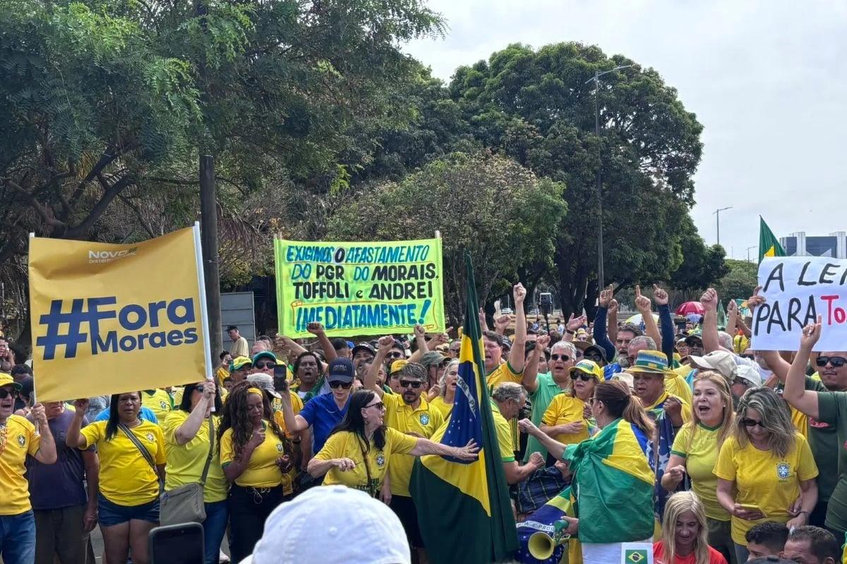 Ato em Brasília pede impeachment de Moraes em meio à crise no STF