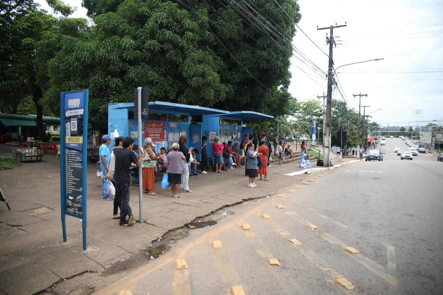 Capital inicia entrega de novos abrigos de ônibus após anos em abandono