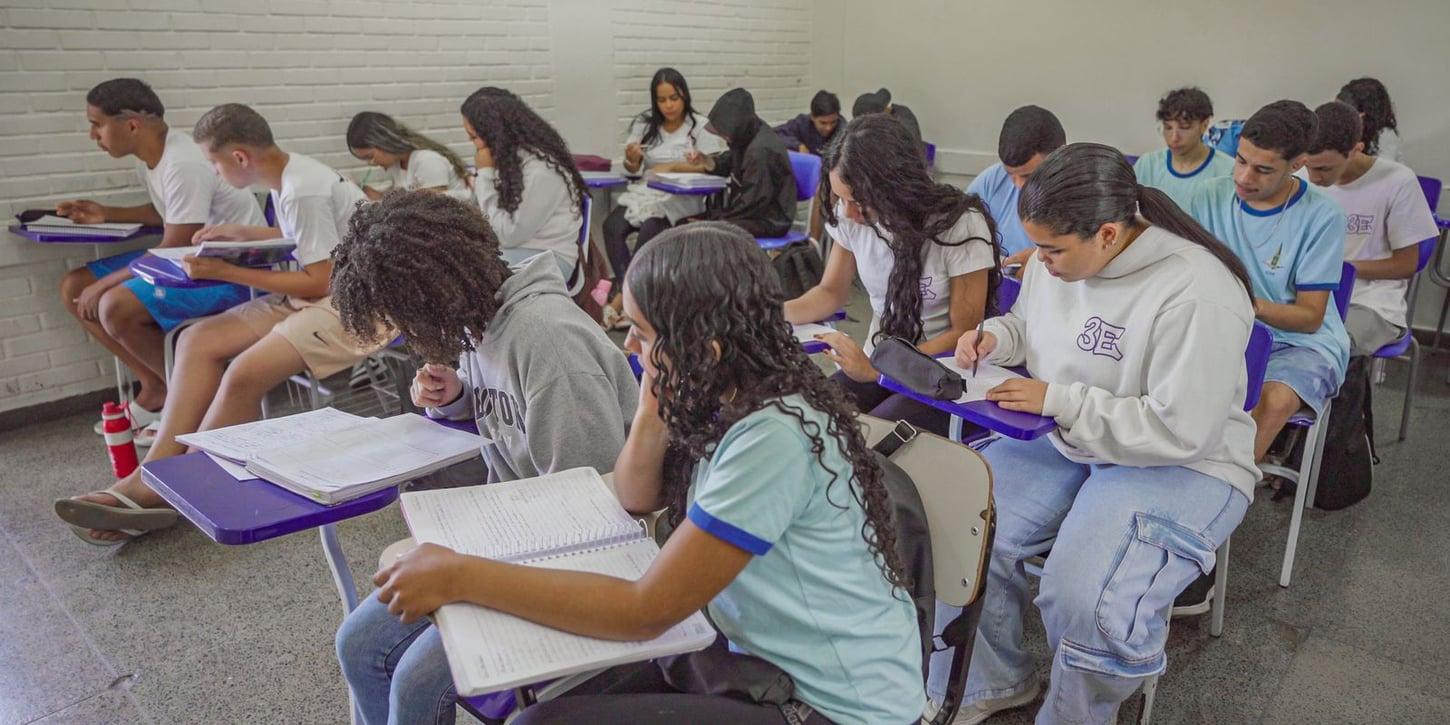 Desempenho escolar no Brasil avança a longo prazo, mas ainda é insuficiente